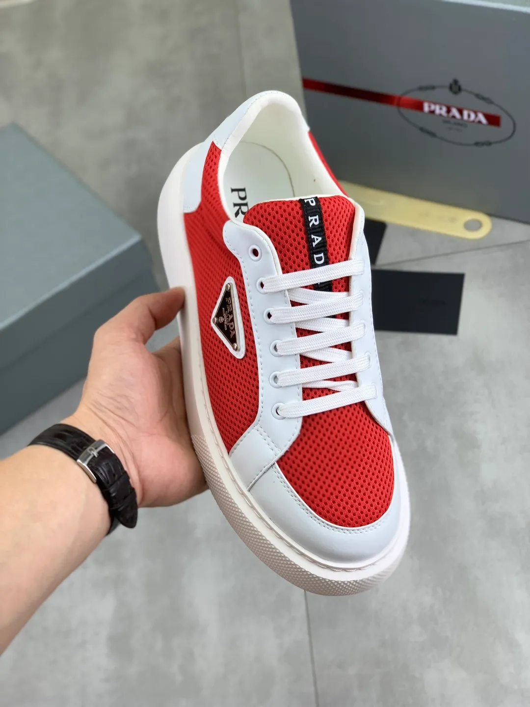 Men's shoes 💰P580💰 [New style] High version official website popular models are on the market, 🆘 Trendy brand (Prada) mainly promotes popular models, avant-garde and versatile fashion men's shoes private version mold opening, cowhide surface splicing 1:1.. Fashionable and simple, original imported cowhide lining cowhide feet; the atmosphere and personality are more fashionable, eye-catching and pursuing class. It will subvert the old idea and be a must-have for fashion trendsetters with you! Must keep it for yourself! Tall and comfortable, large and low, high-end quality workmanship. Size: 38-44 6️⃣colors available.